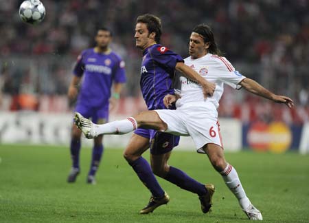 Bayern Munich player (R 1) competes with Fiorentian player on Oct. 21. Bayern shrugged off its poor Bundesliga form with a 3-0 victory over Fiorentina. [Xinhua/Reuters]
