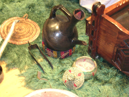 A photo taken on October 17, 2008 shows a black clay coffee pot used in Beijing's First Ethiopian Restaurant. [Photo: CRIENGLISH.com] 