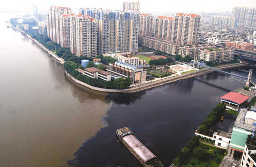 The southern Guangzhou section of the Pearl River is distinctively polluted by black water on Monday, October 20, 2008. [Photo: Yangcheng Evening News]