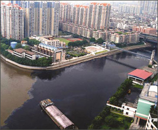 The southern Guangzhou section of the Pearl River is distinctively polluted by black water on Monday, October 20, 2008. [Photo: Yangcheng Evening News]