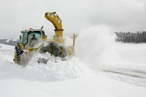 A snow-clearing vehicle removes thick snow from the No. 303 provincial highway in Xinjiang Uygur Autonomous Region on Tuesday, October 21, 2008. [Photo: Xinhua]