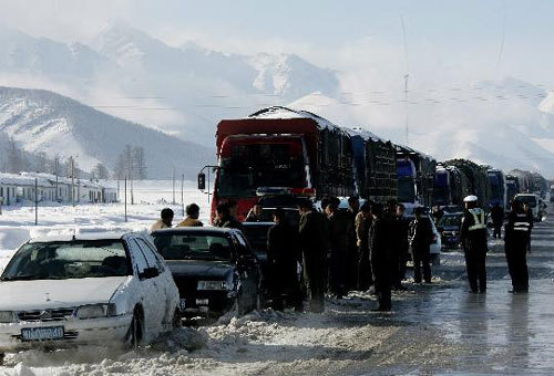 Many vehicles are stranded by heavy snow in Hami on Tuesday, October 21, 2008. [Photo: Xinhua]