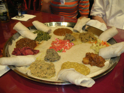 A photo taken on October 17, 2008 shows a typical meal served in Beijing's First Ethiopian Restaurant. [Photo: CRIENGLISH.com]