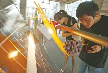The environmental-friendly water supply system driven by solar power draws close inspection at the Shanghai International Creative Industry Expo, which opened on October 21 and is scheduled for four days.