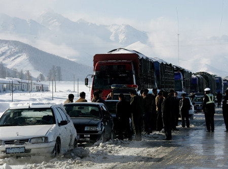 Cars and trucks are stranded by a heavy snowfall in the countryside of Hami City, Xinjiang Uygur autonomous region, October 21, 2008. The snowfall led to the closure of some roads and a major highway in the region.[Xinhua] 