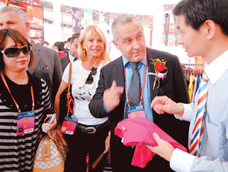 About 17,000 traders from more than 130 foreign countries and regions took part in this session of the Yiwu fair running through Oct. 25.