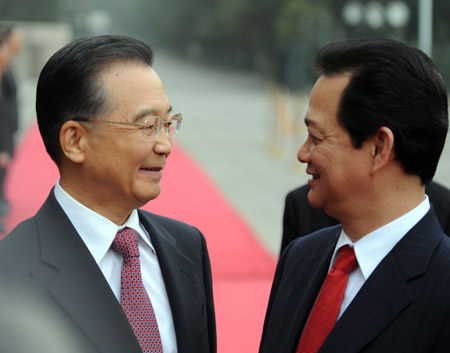 Premier Wen Jiabao welcomes Vietnamese Prime Minister Nguyen Tan Dung to the Great Hall of the People in Beijing, October 22, 2008. [China Daily] 