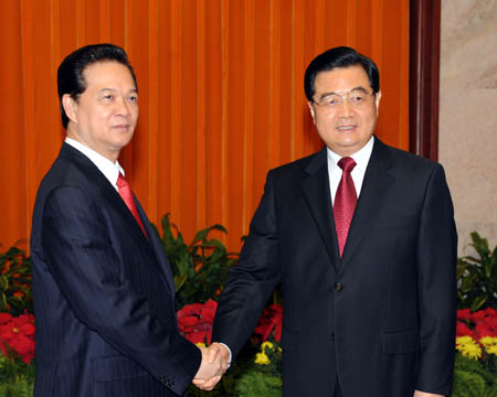 Chinese President Hu Jintao (R) meets with visiting Vietnamese Prime Minister Nguyen Tan Dung at the Great Hall of the People in Beijing, capital of China, Oct. 22, 2008. Nguyen Tan Dung was here for an official visit and to attend the Seventh Asia-Europe Meeting (ASEM7) scheduled for Oct. 24-25.