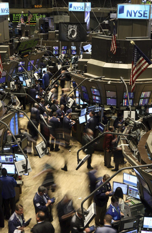 Traders work on the floor of the New York Stock Exchange, October 22, 2008. U.S. stocks tumbled at the open on Wednesday as mounting concern that the global economy is hurtling toward recession, diminishing investors' appetite for risk and sending world markets lower. 