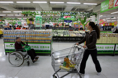 Shoppers at a new Wal-Mart store in Beijing's Wangjing area. [China Daily]