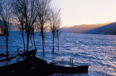 Yangzonghai, a lake in southwest China's Yunnan Province in this file photo undated. [sohu.com] 