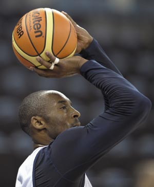 U.S. basketball team player Kobe Bryant attends a training session for the Beijing Olympics at the Venetian Macao-Resort-Hotel in Macau July 30, 2008. [Xinhua/Reuters]