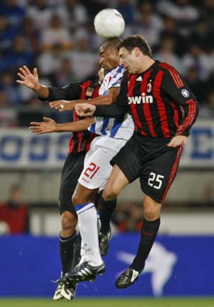 Heerenveen's Michael Dingsdag (L) challenges AC Milan's Ronaldinho during their UEFA Cup soccer match in Heerenveen October 23, 2008.[Xinhua/Reuters]