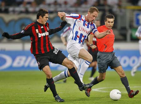Heerenveen's Michel Breuer (in white) challenges AC Milan's Kaka during their UEFA Cup soccer match in Heerenveen October 23, 2008. [Xinhua/Reuters]