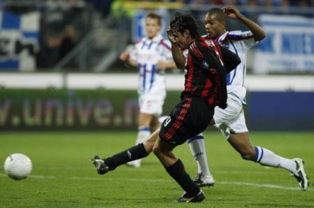 AC Milan's Filippo Inzaghi scores a goal during their UEFA Cup soccer match against Heerenveen in Heerenveen October 23, 2008.[Xinhua/Reuters]