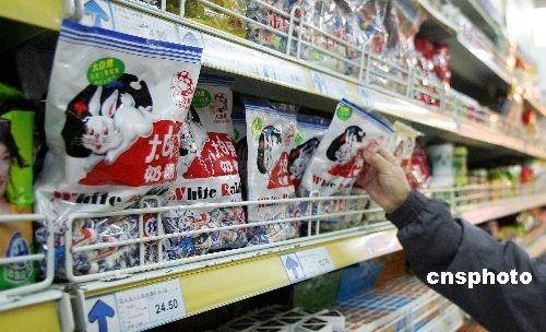 A new batch of White Rabbit milk candies restocked supermarket shelves in Beijing on Thursday, October 23, 2008. The new candies, made from quality milk powder, have been sealed in new packages tagged with a green mark exclaiming 'melamine-free product, safe to consume.' The candy's producer, the Guanshengyuan Company, halted all sales of White Rabbit Candy and recalled all domestic and overseas products immediately after the candy tested positive for melamine. [Photo: cnsphoto] 