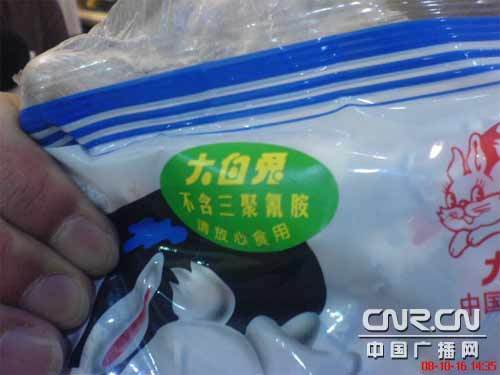 The White Rabbit milk candies re-entered the markets in Shanghai on October 16 with a green label on its packaging to show the product is melamine-free.