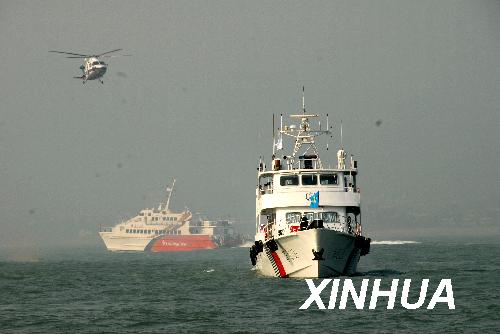 Rescue ships and helicopters take part in a joint search-and-rescue exercise held between Xiamen and Jinmen on October 23, 2008. Photo: Xinhua]