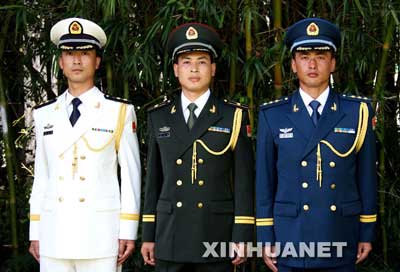 PLA soldiers in 2007 ceremonial robes. [Xinhua] 