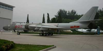 TThe four hanging racks of the Hong-6 Bomber provoke overseas interest. [Sina.com.cn] 