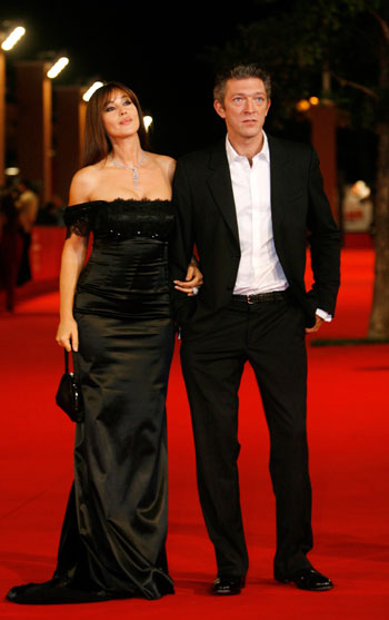 Italian actress Monica Bellucci pose on the red carpet with her husband French actor Vincent Cassel at the premiere of her latest movie 'L'Uomo che ama' (The Man Who Loves) at Rome's Film Festival October 23, 2008.