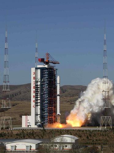 A Long March-4B rocket carrying satellites coded as the 03 Group of the Shijian-6 serial research satellites blasts off from the launch pad at the Taiyuan Satellite Launch Center, north China's Shanxi Province, on Oct. 25, 2008. China successfully launched two satellites with a Long March-4B carrier rocket early Saturday morning. [Wang Yongji/Xinhua] 