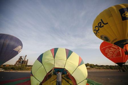 A hot air balloon is prepared for flight as part of the Santa Lucia International Festival in Monterrey, northern Mexico October 24, 2008. [Agencies] 