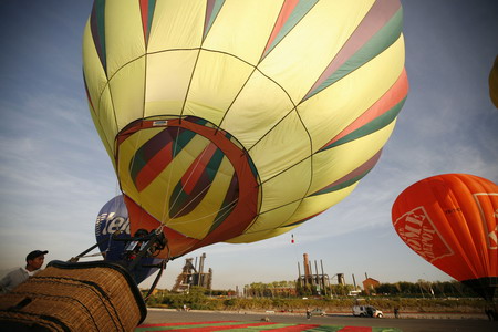 A hot air balloon is prepared for flight as part of the Santa Lucia International Festival in Monterrey, northern Mexico October 24, 2008. [Agencies]