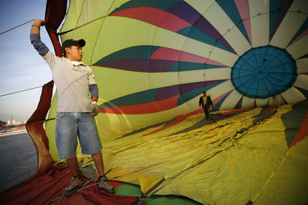 A hot air balloon is prepared for flight as part of the Santa Lucia International Festival in Monterrey, northern Mexico October 24, 2008. [Agencies]