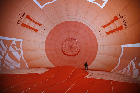 A hot air balloon is prepared for flight as part of the Santa Lucia International Festival in Monterrey, northern Mexico October 24, 2008. [Agencies] 