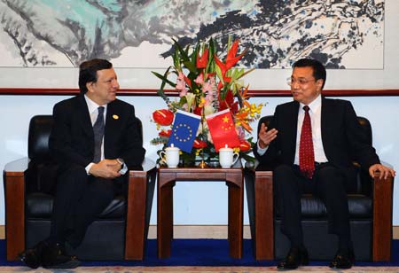 Chinese Vice Premier Li Keqiang (R) meets with European Commission President Jose Barroso before the opening ceremony of China-EU School of Law at the China University of Political Science and Law in Beijing, China, on Oct. 24, 2008.
