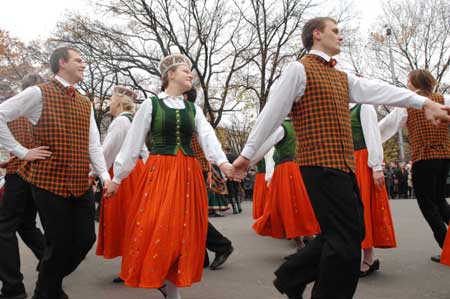 Dancers perform in Riga, capital of Latvia, Oct. 25, 2008. In order to celebrate the 90th anniversary of national independence which falls on Nov. 18, Riga held a super long dancing activity here on Saturday. The super long dancing, which was performed by 2208 dancers, was expected to break the Guiness World Record with a longest dancing alignment.