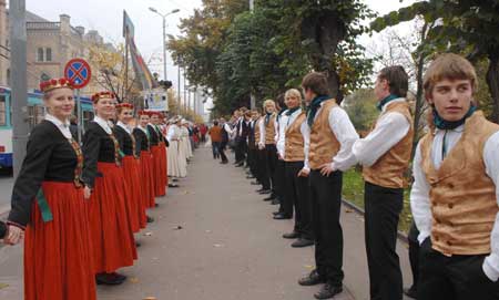 Dancers wait to perform in Riga, capital of Latvia, Oct. 25, 2008. [Xinhua]