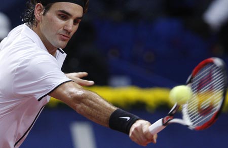 Switzerland's Roger Federer returns a shot to Argentina's David Nalbandian during their final match at the Swiss Indoors ATP tennis tournament in Basel October 26, 2008.