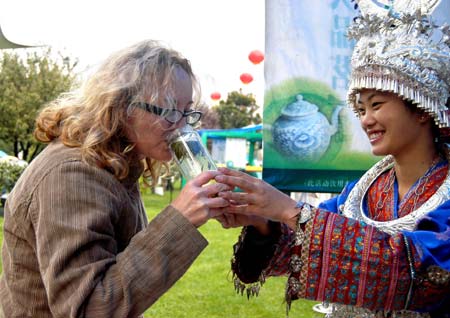 A foreign visitor tastes green tea during a tea promotion activity held in Guiyang, southwest China's Guizhou Province, Oct. 24, 2008. More than 100 tea factories and traders from 38 counties in Guizhou Province exhibited their tea products here Friday.[Xinhua Photo/ Photomall]