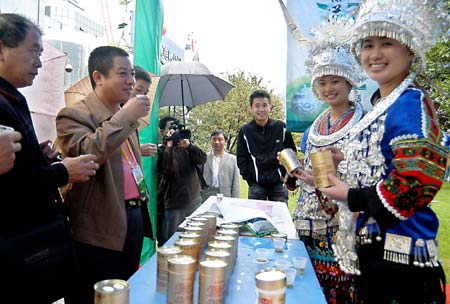 Visitors taste green tea during a tea promotion activity held in Guiyang, southwest China's Guizhou Province, Oct. 24, 2008. More than 100 tea factories and traders from 38 counties in Guizhou Province exhibited their tea products here Friday.[Xinhua Photo/ Photomall]