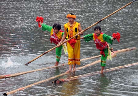 Actors give traditional acrobatics performance during a tea promotion activity held in Guiyang, southwest China's Guizhou Province, Oct. 24, 2008. More than 100 tea factories and traders from 38 counties in Guizhou Province exhibited their tea products here Friday.[Xinhua Photo/ Photomall]