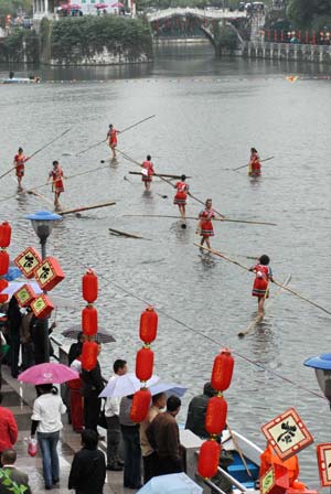 People watch traditional acrobatics performance during a tea promotion activity held in Guiyang, southwest China's Guizhou Province, Oct. 24, 2008. More than 100 tea factories and traders from 38 counties in Guizhou Province exhibited their tea products here Friday.[Xinhua Photo/ Photomall]