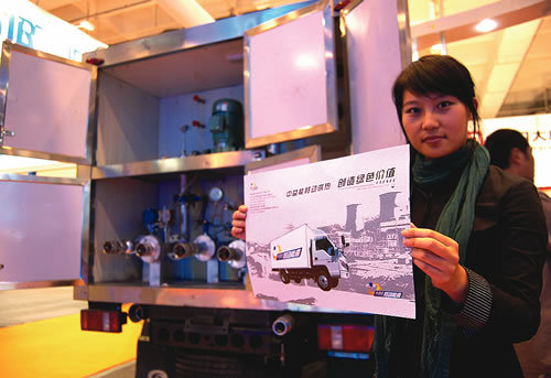 An exhibitor displays the design of a mobile heat supplier, which looks like a van and will soon be put to use, on Thursday, October 23rd, 2008 at the First International Recycling Economy Fair in Qingdao. [Photo: Peninsula Metropolitan News]
