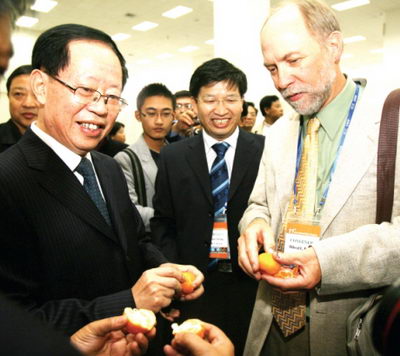 Chinese Vice Minister of Agriculture, Wei Chaoan (Left), Principal of Huazhong University of Agriculture (Center) and a Florida citrus expert from the United States (Right) taste the tangerines planted by local farmers at the 11th International Citrus Conference in Wuhan, Hubei province, on Sunday, October 26, 2008. [Photo: ChangJiang Times] 