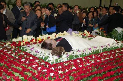 Fans paid their last tribute to Xie Jin at Shanghai Longhua Funeral home on Sunday, October 26, 2008. A memorial meeting was held on Sunday afternoon for the director who died on October 18.