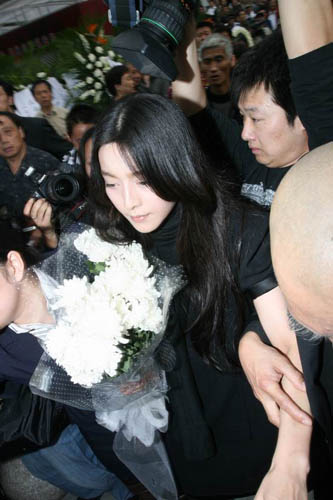 Actress Fan Bingbing arrives at a memorial meeting for director Xie Jin at Shanghai Longhua Funeral home on Sunday, October 26, 2008.