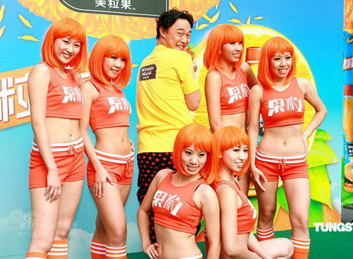 Eason Chan (middle) poses with dancers at a promo for a juice brand in Hong Kong, on October 27, 2008. Eason Chan said on the occasion that he was pleased that his latest movie, co-starred with Hong Kong singer-actress Sammi Cheng, has been approved by the mainland's film and TV authorities.