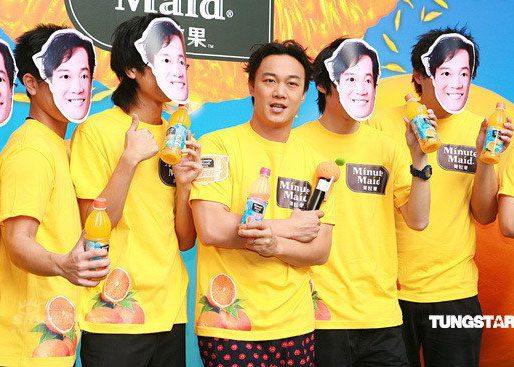Eason Chan (middle) at a promotional campaign of a juice brand in Hong Kong, October 27, 2008.