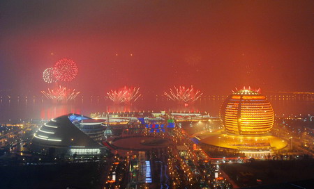 Fireworks explode over the Qiantang River celebrating the 9th West Lake Expo in Hangzhou, capital of East China&apos;s Zhejiang Province, October 25, 2008. [CFP]