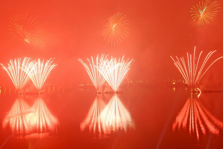 Fireworks explode over the Qiantang River celebrating the 9th West Lake Expo in Hangzhou, capital of East China&apos;s Zhejiang Province, October 25, 2008. [CFP]