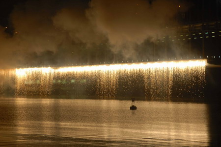 Fireworks explode over the Qiantang River celebrating the 9th West Lake Expo in Hangzhou, capital of East China&apos;s Zhejiang Province, October 25, 2008. [CFP]