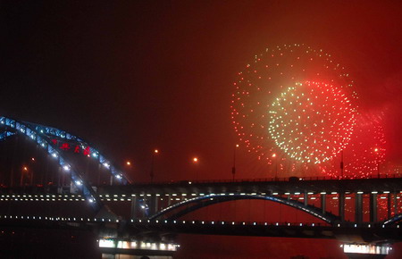 Fireworks explode over the Qiantang River celebrating the 9th West Lake Expo in Hangzhou, capital of East China&apos;s Zhejiang Province, October 25, 2008. [CFP]