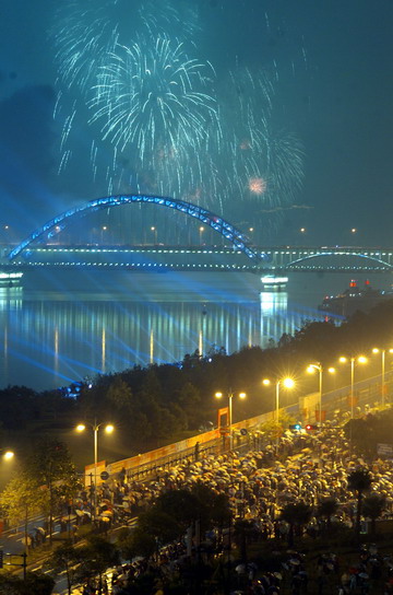 Fireworks explode over the Qiantang River celebrating the 9th West Lake Expo in Hangzhou, capital of East China&apos;s Zhejiang Province, October 25, 2008. [CFP]