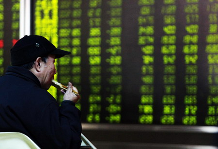 A man eats his breakfast before an information screen at a brokerage house in Beijing October 27, 2008. China's main stock index sank more than 3 percent on Monday to its lowest in two years, led by large caps on worries about lower-than-expected corporate earnings and weakness in overseas markets. [CFP]